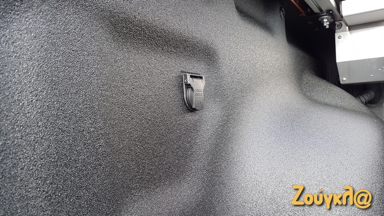 Ακόμα και πρίζες έχει στην καρότσα