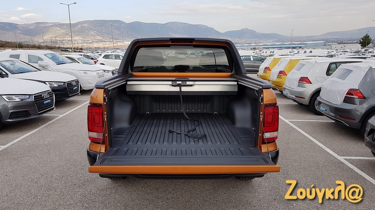 To πίσω αλουμινένιο συρτάρι ανοίγει πολύ εύκολα