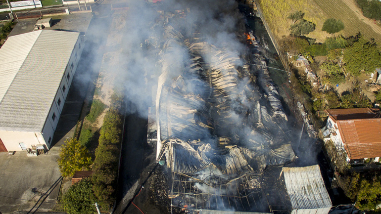 Υπό έλεγχο η φωτιά σε αποθήκη βιομηχανίας στο Μενίδι