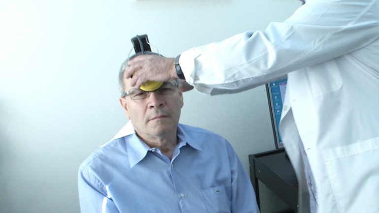 Ο συγκεκριμένος ασθενής, όπως αναφέρει, θεραπεύτηκε πριν από 15 χρόνια χάρη στο μηχάνημα, από οσφυαλγία. Σήμερα επανήλθε στο ιατρείο του Αλέξανδρου Χιονίδη, για να αντιμετωπίσει τον διαβήτη