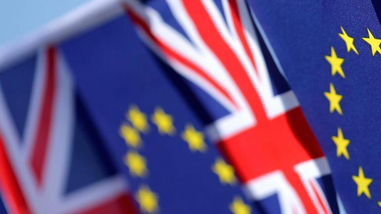 Προθεσμία δύο εβδομάδων δίνουν οι Βρυξέλλες στη Βρετανία για να διευκρινίσει πόσα χρήματα θα επιστρέψει μετά το Brexit