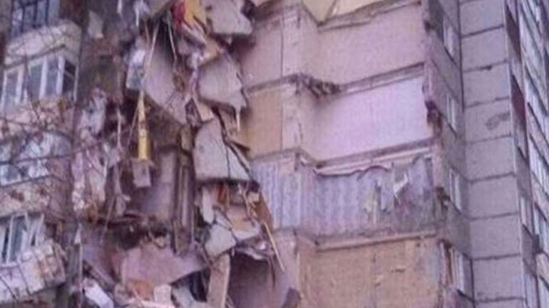 Ρωσία: Η κατάρρευση τμήματος πολυκατοικίας που σημειώθηκε την Πέμπτη οφείλεται σε έκρηξη που προκάλεσε ένοικος