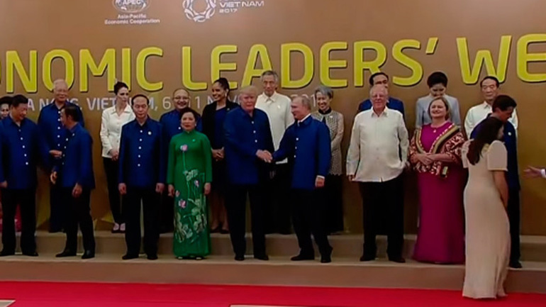 Βιετνάμ: Τραμπ και Πούτιν σε… τρυφερές στιγμές