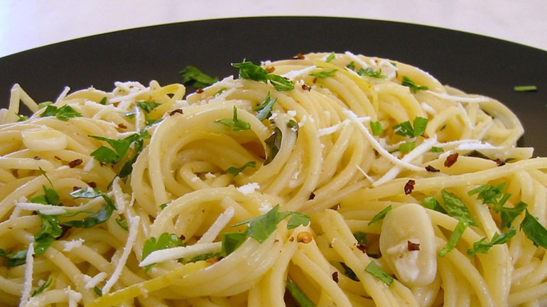 Σπαγγέτι με σκόρδο και παρμεζάνα