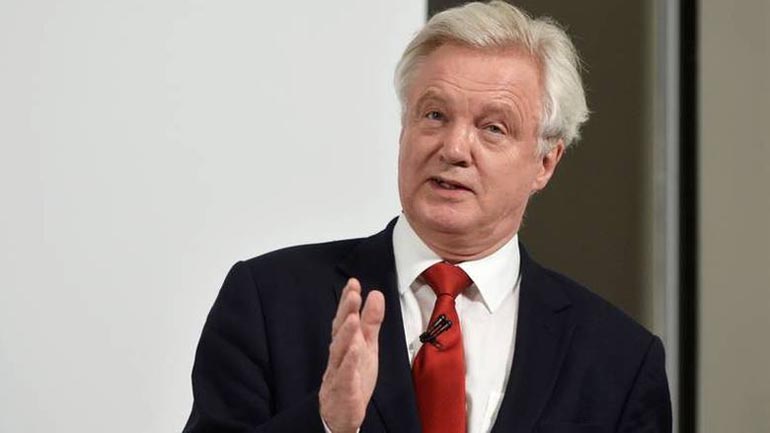 Ντέιβις: Δεν θα χαρίσουμε δις λίρες για το Brexit