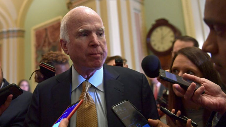 Μακέιν: Αφελές το να πιστεύει ο Τραμπ ότι η Ρωσία δεν είχε καμία ανάμειξη στις αμερικανικές εκλογές