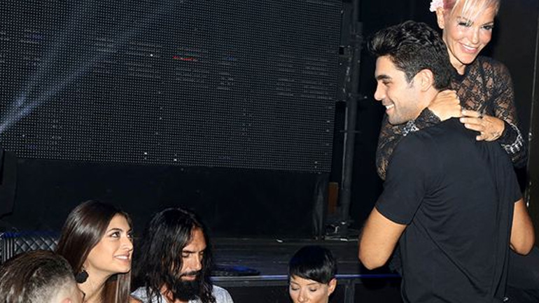 Νατάσα Καλογρίδη: Η πρώτη δημόσια εμφάνιση στα μπουζούκια με τους πρώην συμπαίκτες της!