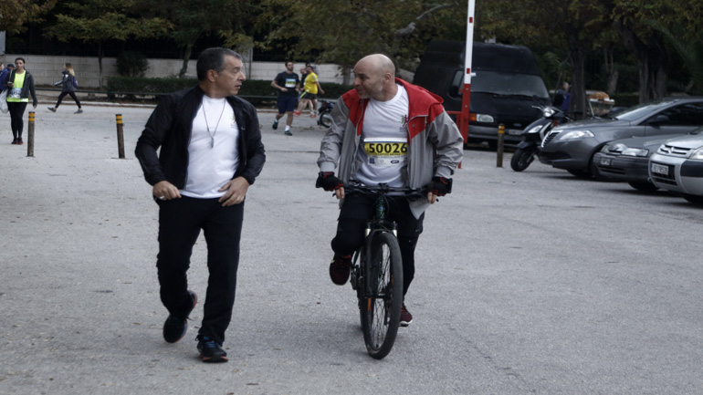 Ο επικεφαλής του 'Ποταμιού' Σταύρος Θεοδωράκης με τον βουλευτή του κόμματος Γιώργο Αμυρά στον Μαραθώνιο της Αθήνας