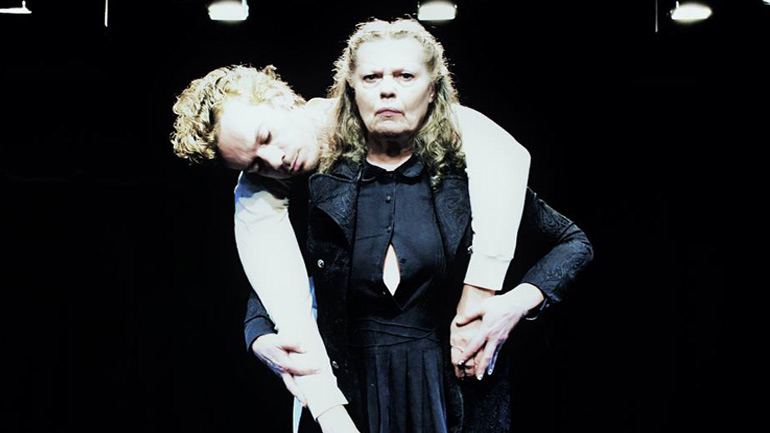 Θέατρο Τέχνης: «Ένας άνθρωπος επιστρέφει στην πατρίδα του πιστεύοντας ότι θα τον σκοτώσουν και τον σκοτώνουν»