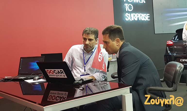 Κάτι σοβαρό κοιτάζουν ο δημοσιογράφος Γιάννης Λημναίος (αριστερά) και ο διευθυντής marketing της KIA Νίκος Αρμενάκης!