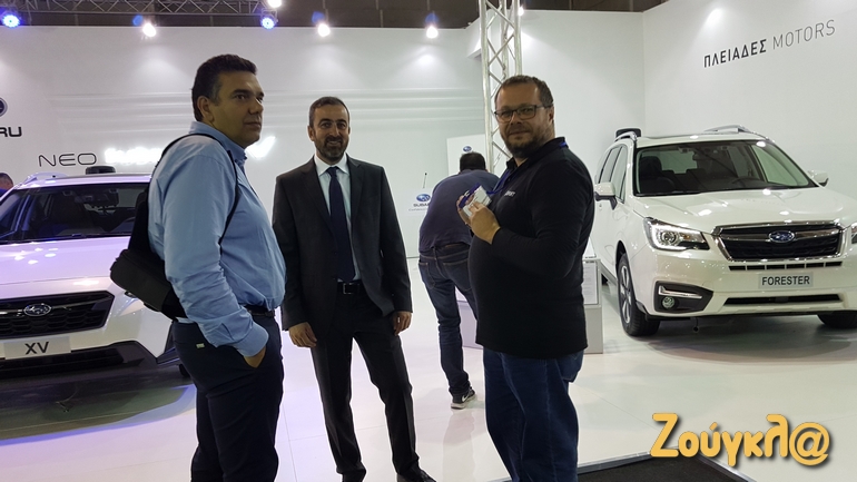 Ο ιδιοκτήτης της Subaru στην Ελλάδα Γιάννης Χεκιμιάν (στη μέση) συζητά με δημοσιογράφους