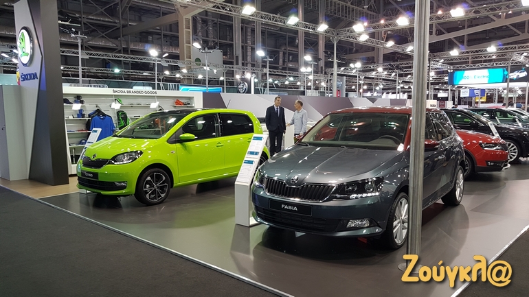 Ο επικεφαλής της Audi Νικόλας Μπέρναρντ (αριστερά) στο περίπτερο της Skoda