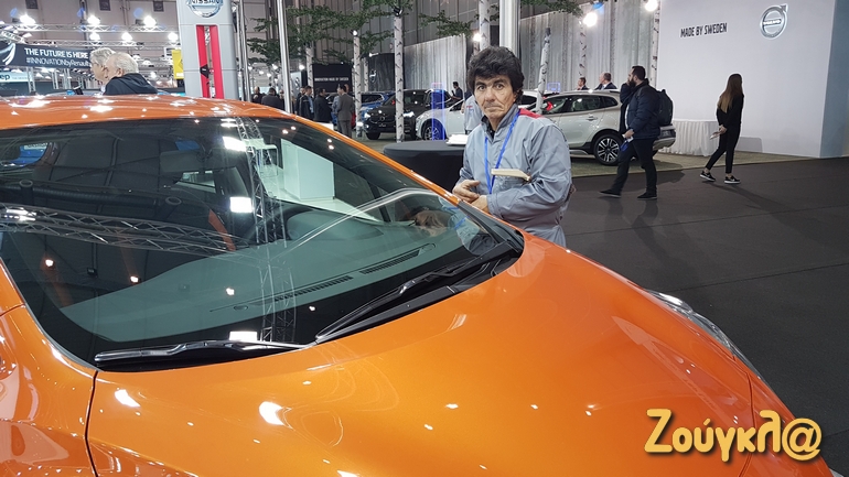 Ο Θωμάς Σιάνης είναι η μασκότ της εταιρείας Νικ. Ι. Θεοχαράκης. Μία φυτογραφία αφιερωμένη στον συνάδερφό του Σάκη που μετρούν πάνω από 3 δεκαετίες συμβίωσης στη Nissan!