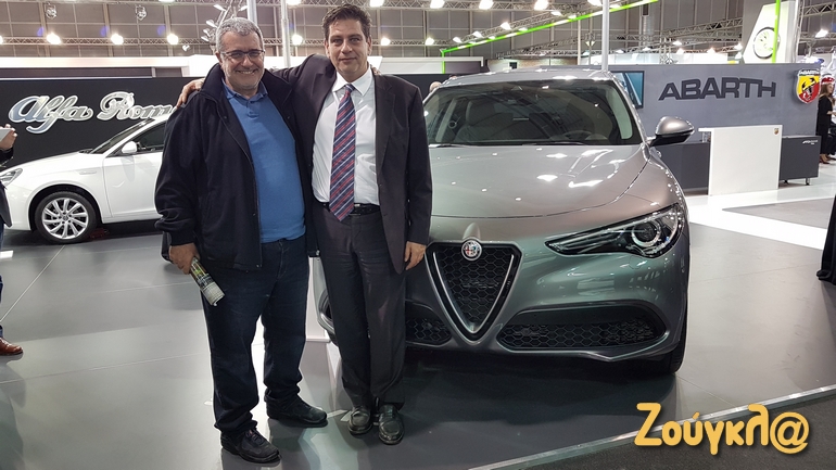 Ο διευθυντής marketing της FCA Λεωνίδας Δαβουλάρης (δεξιά) με τον διευθυντή των 4 Τροχών Στράτη Χατζηπαναγιώτου