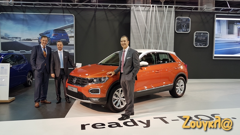 Μαζί με το ολοκαίνoυργιο VW T-Roc οι Στήβεν Σίρτης (πρόεδρος στην εταιρεία Kosmocar - δεξιά), Θανάσης Κονιστής (εμπορικός διευθυντής VW - μέση) και Νικόλας Μαρτίνος (διευθυντής επικοινωνίας ομίλου Kosmocar)