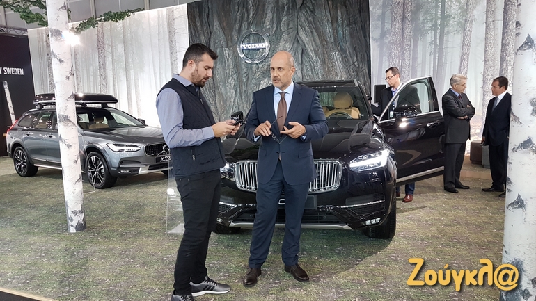 Ο πρόεδρος της Volvo Car Hellas Νίκος Πετούλης (δεξιά) συζητά με τον δημοσιογράφο Νίκο Μαρινόπουλο