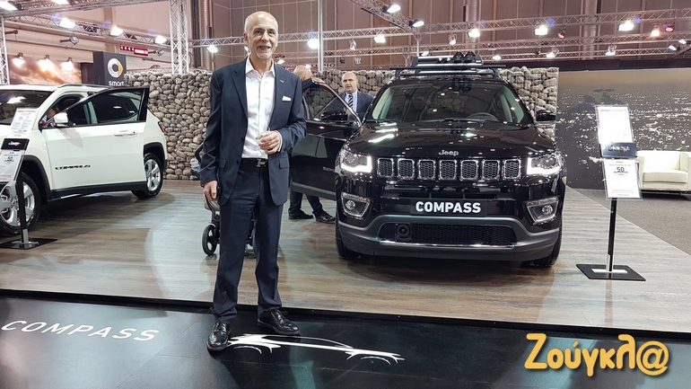 Ο γενικός διευθυντής της Jeep Ανδρέας Σουλουτζιδάκης με φόντο το νέο του... μωρό (Compass)