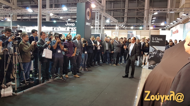 Έγινε ένας μικρός... χαμός στην παρουσίαση της νέας Mercedes X-Class