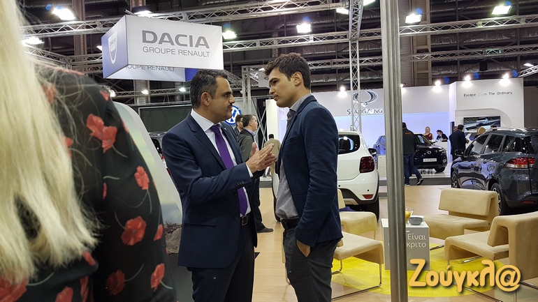 Ο δικός μας Λουκάς Παπαλάμπρος (δεξιά) τα λέει με τον υπεύθυνο εποικοινωνίας της SsangYong Χρήστο Σκιρδή