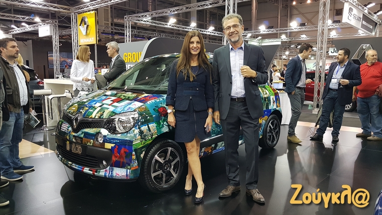 Η Ντένι Θεοχαράκη μαζί με τον Γιάννη Ιακωβίδη και φόντο ένα Renault Twingo όλο... τέχνη