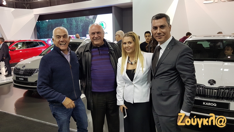 Σπάνια φωτογραφία με τους Αντώνη Χαλμπέ (δεύτερος από αριστερά), πατέρα του εμπορικού διευθυντή της Skoda Ανδρέα Χαλμπέ (δεξιά - το μήλο κάτω από το μηλιά θα πέσει), τον πρόεδρο της Ford Motor Hellas Νίκο Νοταρά (αριστερά) και τη Νάντια Κώστα από την Volvo Car Hellas. 