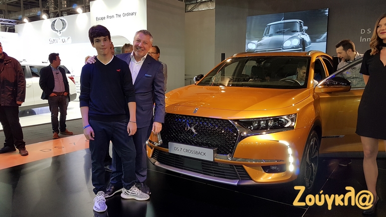 Ο Πολυχρόνης Συγγελίδης με τον γιο του και φόντο το νέο DS7 Crossback