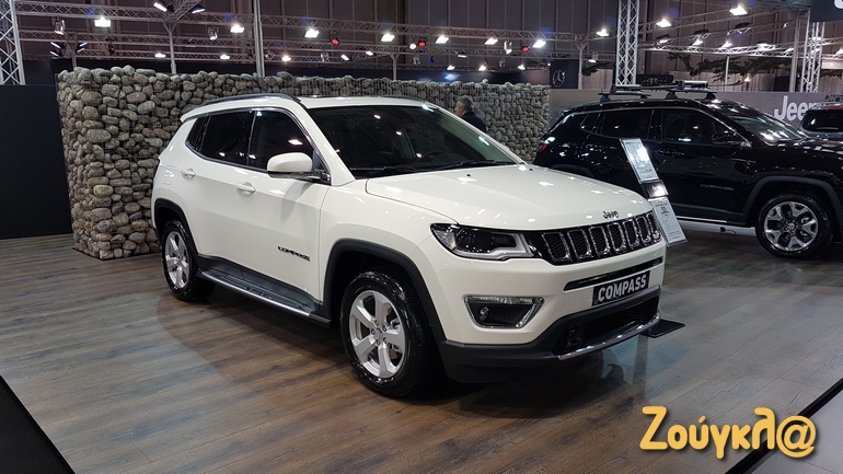 Το περίπτερο της Jeep γέμισε με... ποταμίσιες πέτρες για χάρη του ντεκόρ!