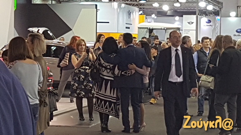 Η Βίκυ Καραδήμου φωτογραφίζει τον Θανάση Αγγελή!