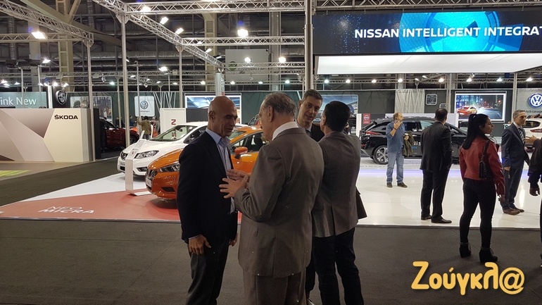 Ο πρόεδρος του Ομίλου Σφακιανάκης Σταύρος Τάκη (αριστερά) έκανε την εμφάνισή του στην έκθεση. Μαζί του και ο διευθυντής της Suzuki Παναγιώτης Τορνάρος