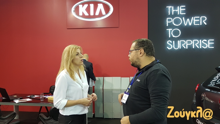 Η υπεύθυνη επικοινωνίας της KIA Μαίρη Μαλαιολόγου τα λέει με τον δημοσιογράφο Γιάννη Μάριο Παπαδόπουλο