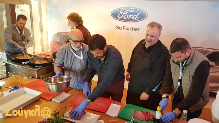 Ο Βαγγέλης Δρίσκας επιβλέπει τους... βοηθούς του (από αριστερά): Κώστας Φούζας, Πάρις Ποντίκας, Θωμάς Ευθυμίου, Μάνος Στεφανής και Βασίλης Σαρημπαλίδης