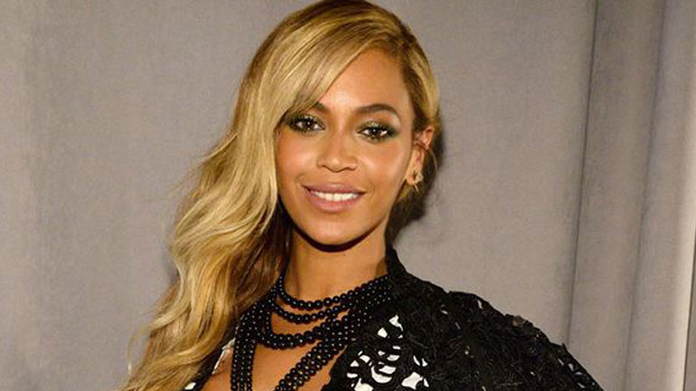 Οι παπαράτσι απαθανάτισαν για πρώτη φορά την Beyonce αγκαλιά με τα δίδυμα!