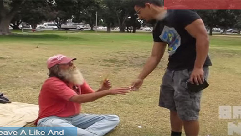 Κοινωνικό πείραμα: Drone παραδίδει χρήματα σε άστεγους