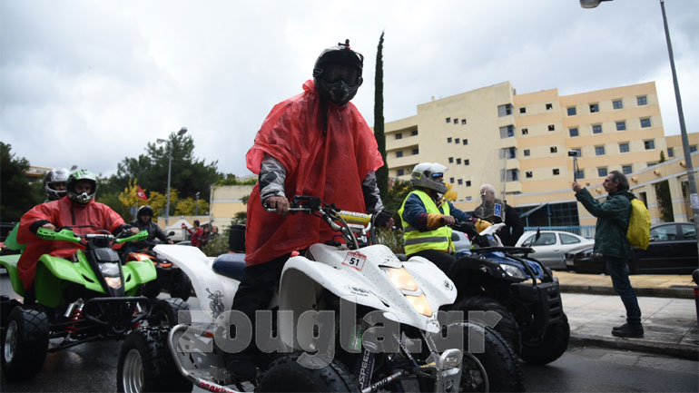 Γέμισαν οι δρόμοι της βροχερής Αθήνας με «γουρούνες» – Διαμαρτυρία για τον νέο ΚΟΚ