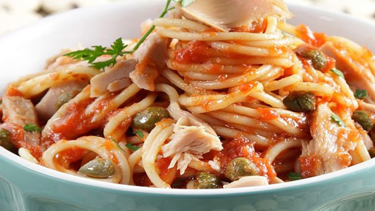 Πικάντικη μακαρονάδα με τόνο