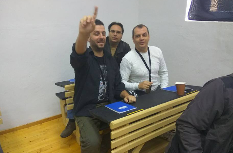 Σε ρόλο μαθητών οι Νίκος Χριστόπουλος (που σηκώνει το χέρι), Γιάννης Τσιρογιάννης και... γαλαρία ο Σωτήρης Βουτσελάς