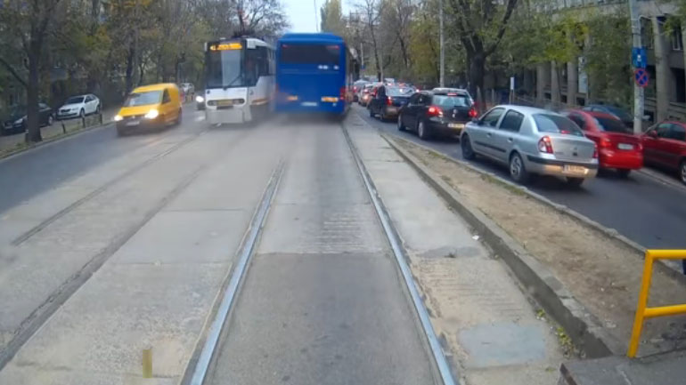 Παραλίγο μετωπική μεταξύ λεωφορείου και τραμ