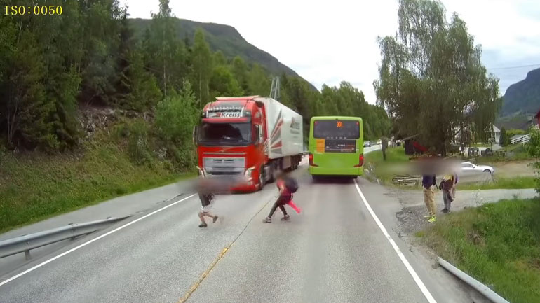 Μαθητής σώζεται για εκατοστά πριν τον χτυπήσει η νταλίκα!