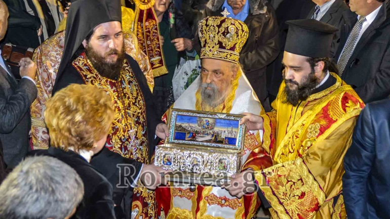 Λάρισα: Πλήθος κόσμου υποδέχτηκε την Αγία Ζώνη της Υπεραγίας Θεοτόκου