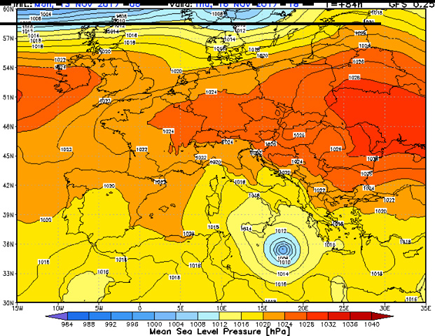 Στην εικόνα εμφανίζονται οι ατμοσφαιρικές πιέσεις πάνω από την επιφάνεια της θάλασσας. Κάτω δεξιά (με μπλε χρώμα) είναι ο πυρήνας του Medicane