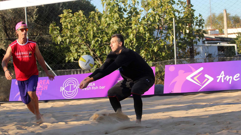 Ο Δημήτρης Διαμαντίδης παίζει beach volley