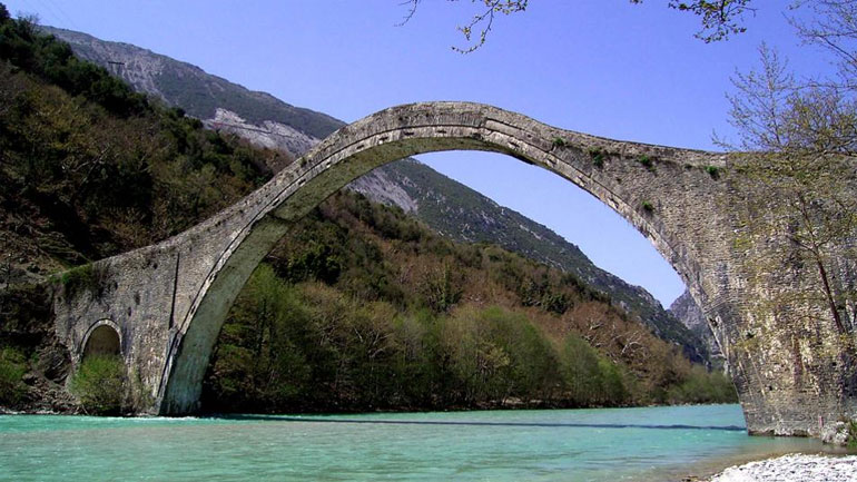 Ολοκληρώθηκαν οι εργασίες στο ιστορικό γεφύρι της Πλάκας