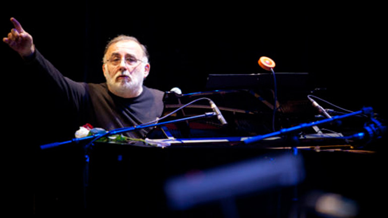 Ο Θάνος Μικρούτσικος εγκαινιάζει τη νέα σειρά συναυλιών Cosmos στο ΚΠΙΣΝ