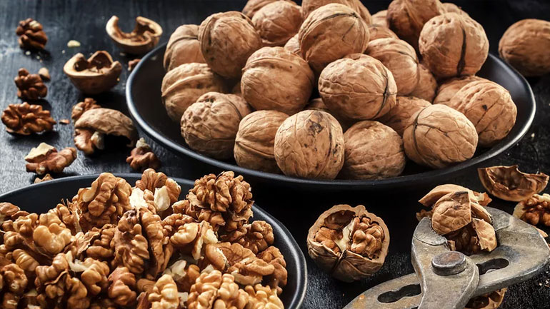 Έρευνα: Tα καρύδια μειώνουν τον καρδιαγγειακό κίνδυνο για εμφράγματα και εγκεφαλικά Έρευνα: Tα καρύδια μειώνουν τον καρδιαγγειακό κίνδυνο για εμφράγματα και εγκεφαλικά
