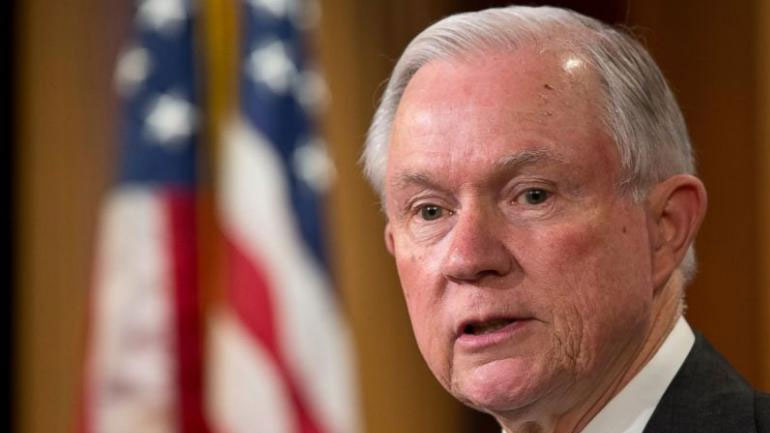 ΗΠΑ: Ο Σέσιονς «πιστεύει» τις γυναίκες που κατηγορούν τον Μουρ για σεξουαλική παρενόχληση