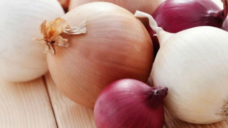 Οι εναλλακτικές χρήσεις του κρεμμυδιού στο σπίτι μας