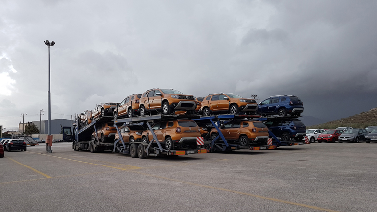 Οι τρεις νταλίκες που ήρθαν σήμερα με τα νέα Dacia Duster