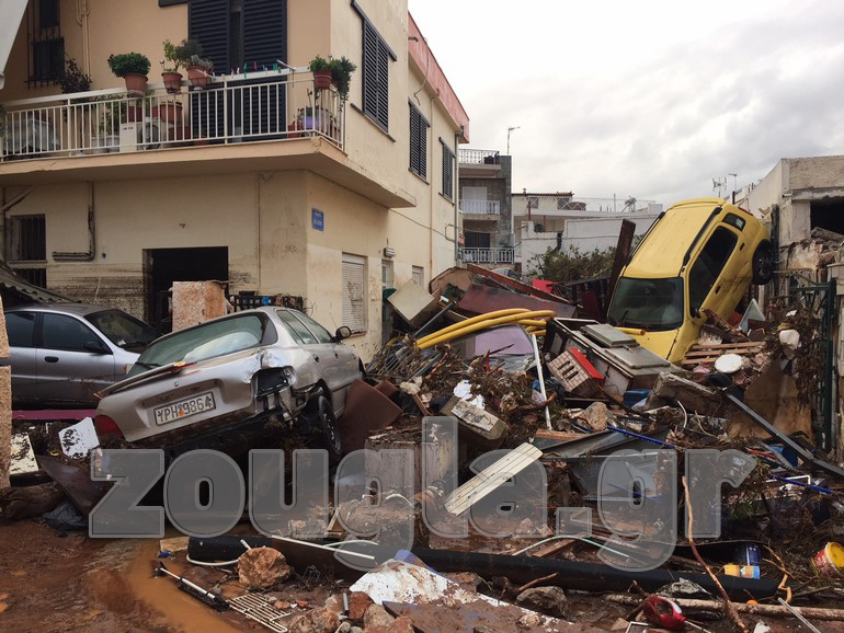 Αυτοκίνητα - μάντρες - αντικείμενα έχουν γίνει ένα