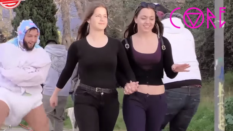 Astathios: Τι μωράκι είσαι εσύ; Τι τρελό γκομενάκι είσαι;