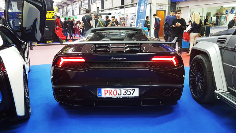 Η πίσω όψη της Lamborghini Huracan cabrio...